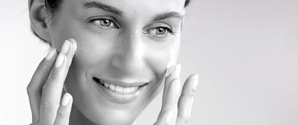 Femme utilisant une crème