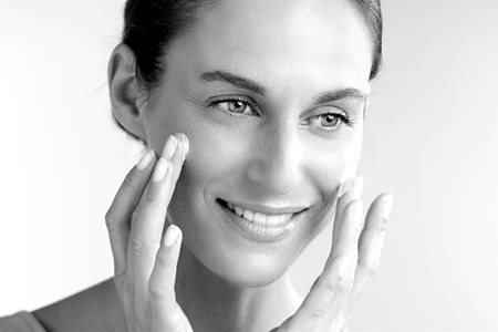 Femme utilisant une crème