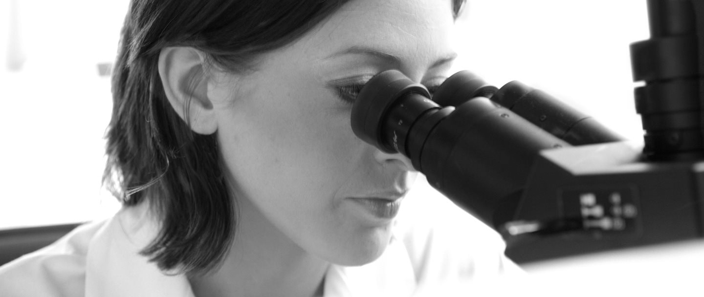 Scientifique utilisant un microscope