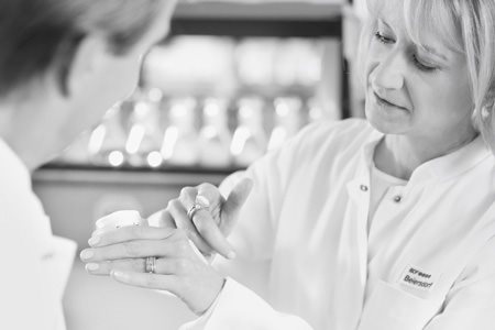 Deux scientifiques testant une crème