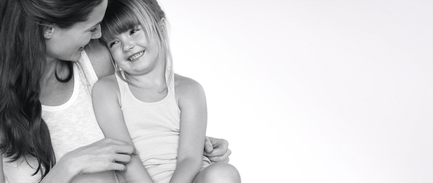 Femmes portant un enfant dans ses bras