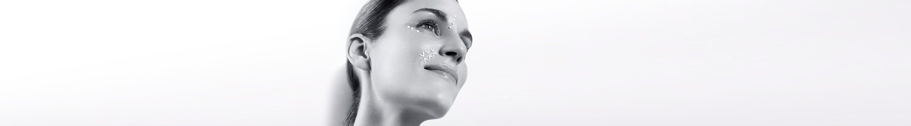 Femmes utilisant une crème antirides