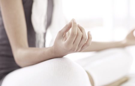Femme faisant du yoga.