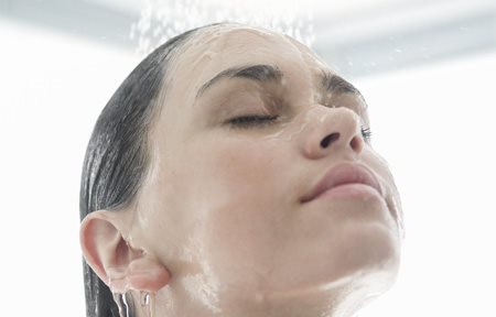 Femme prenant une douche.