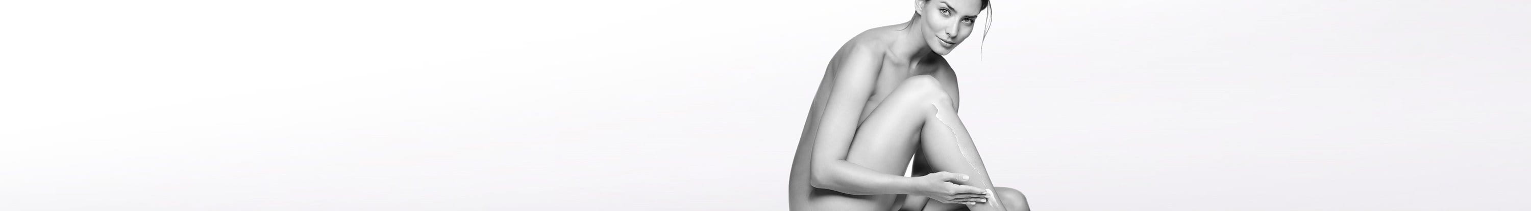 Femme nue avec son coude sur le genou