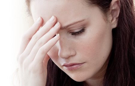 Femme semblant stressée, une main sur le front
