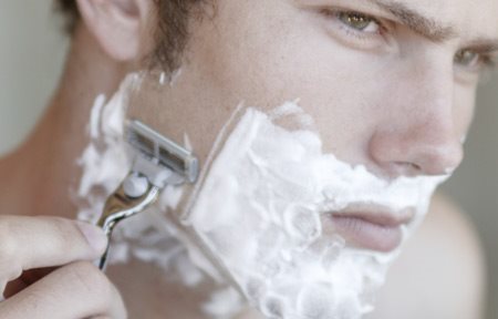 Homme se rasant de manière traditionnelle
