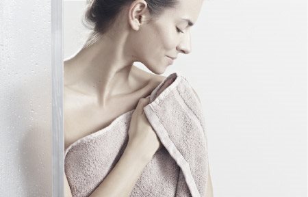 Femme enveloppée dans une serviette