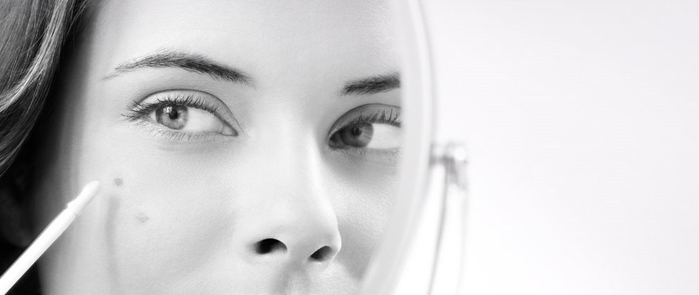 Un modèle Eucerin utilise un correcteur pour masquer ses taches brunes