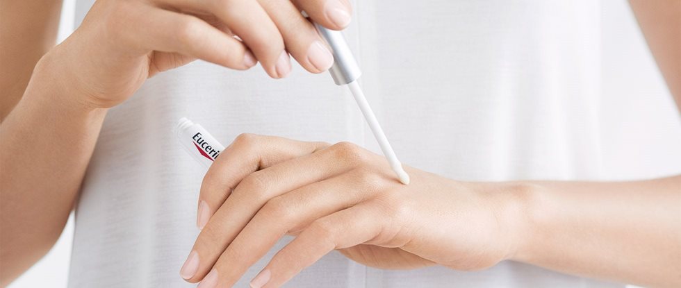 Femme appliquant un correcteur