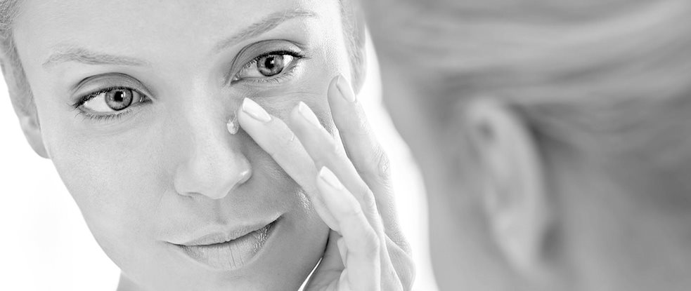 Femme appliquant de la crème sur son nez