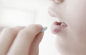 Femme prenant des médicaments