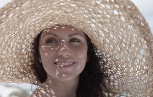 Femme portant un chapeau