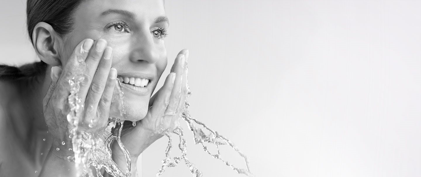 Femme se lavant le visage.