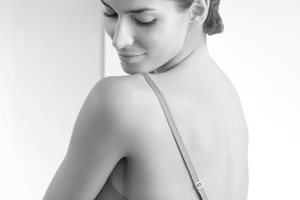 Femme regardant par-dessus son épaule