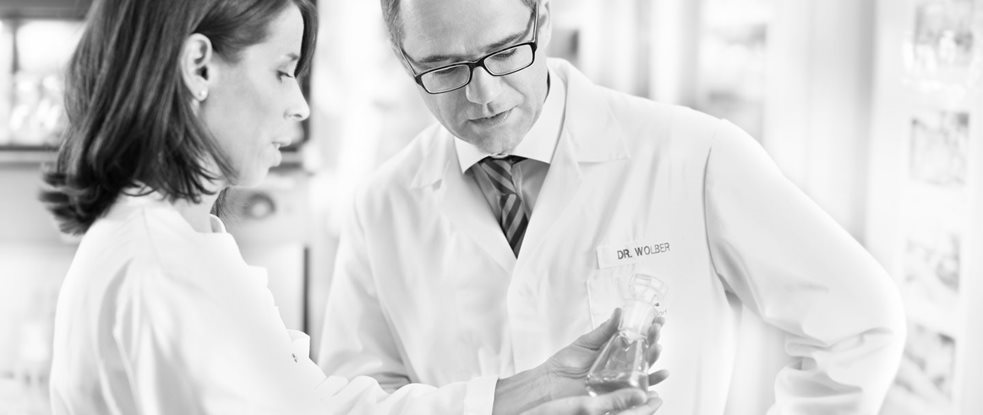 Le Dr Rainer Wolber, Directeur du développement produit pour les dermocosmétiques, discute avec une chercheuse