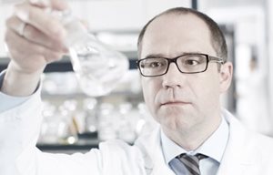Scientifique dans un laboratoire
