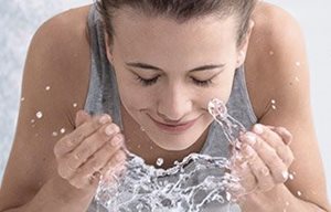 Femme se lavant le visage