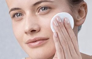 Femme appliquant une lotion