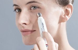 Femme appliquant un soin pour les yeux