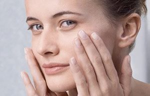 Femme appliquant une protection solaire