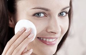 Femme se nettoyant le visage