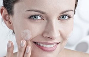 Femme se nettoyant le visage