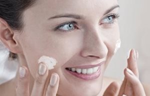 Une femme applique le soin