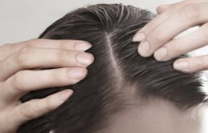Femme faisant pénétrer le soin traitant par massage