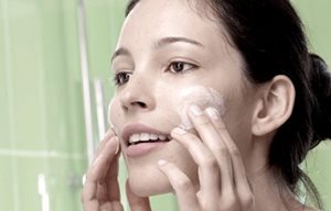Image d'une femme appliquant EUCERIN DermoPURIFYER Gel Nettoyant sur son visage.