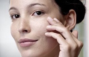 Femme utilisant un soin
