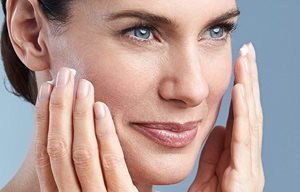 Une femme applique EUCERIN HYALURON-FILLER +ELASTICITY Soin de Jour