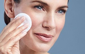 Une femme applique EUCERIN DermatoCLEAN Lotion Clarifiante.