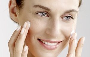 Femme utilisant la crème