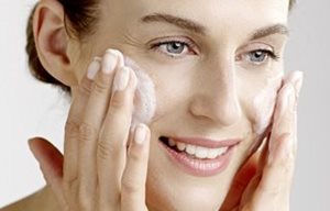 Femme se nettoyant le visage