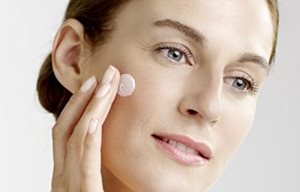 Femme utilisant la crème