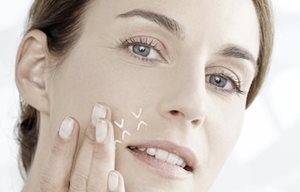 Femme appliquant un sérum