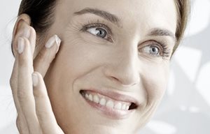 Femme utilisant la crème