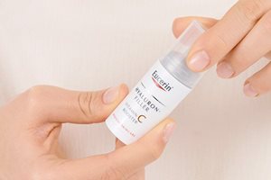 Dévissez le capuchon du sérum anti-âge à la vitamine C