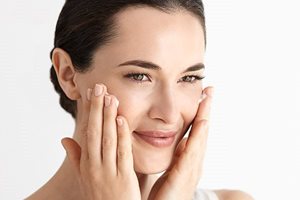 Utilisez Eucerin Lait Démaquillant Doux ou Lotion Micellaire 3 en 1