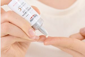 Appliquez le sérum à la vitamine C à base d’Acide Hyaluronique