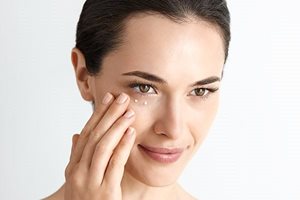 Appliquez un soin hydratant anti-âge