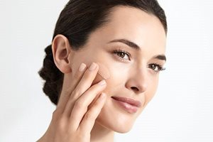 Appliquez après votre soin à la Vitamine C, une protection solaire.