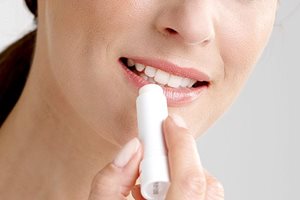 Application du baume à lèvres pour les lèvres sensibles
