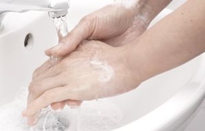 Lavage de main sous un robinet