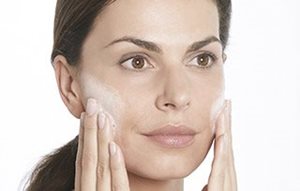 Femme se nettoyant le visage