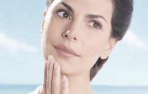 Femme s'appliquant une protection solaire