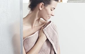 Femme prenant une douche