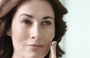 Femme appliquant EUCERIN VOLUME-FILLER Soin de Nuit sur son visage