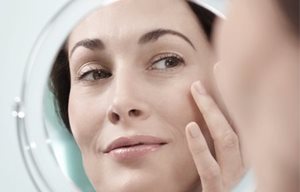 Femme appliquant EUCERIN VOLUME-FILLER Contour des Yeux